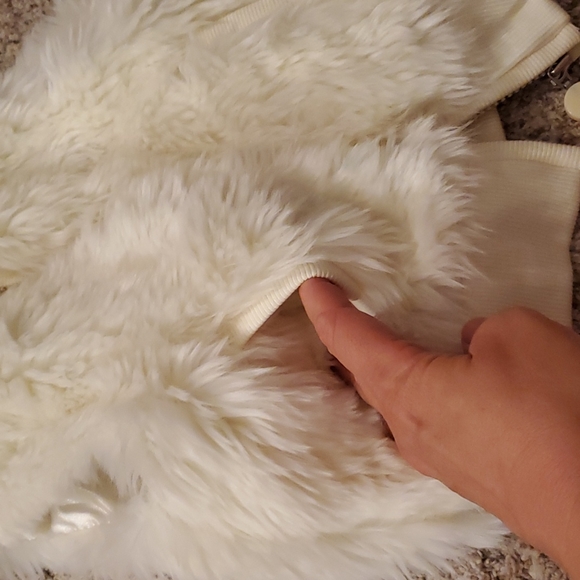 Like New Plush Hoodie Vest - Picture 3 of 4